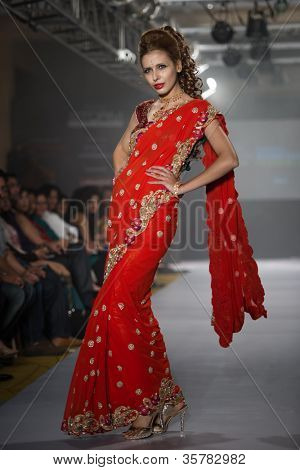 CHENNAI - 21 juli: A model gåture på rampen fremvisning designer Anuradhaa Bisani arbejde under at Ch