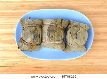 Kinesiska ris dumplings (zongzi) insvept i bambu blad, kinesiska rice pudding