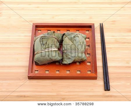 Kinesiska ris dumplings (zongzi) insvept i bambu blad, kinesiska rice pudding