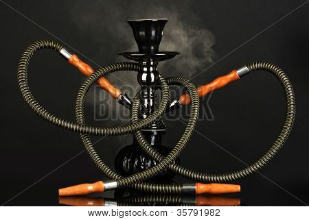 검은 배경에 연기 물 담 뱃 대