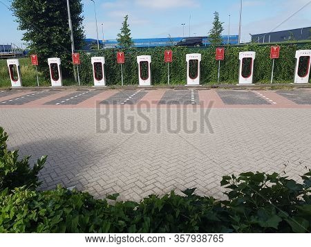 Venlo, Holland - June 28, 2019: 
Venlo, Holland - June 28, 2019: 


Electric Car Model Tesla S 75d I