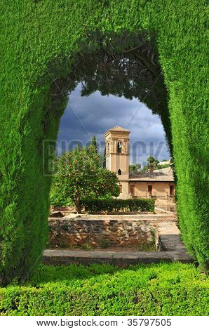 Gärten von la Alhambra mit Kloster von San Francisco im Hintergrund in Granada, Spanien