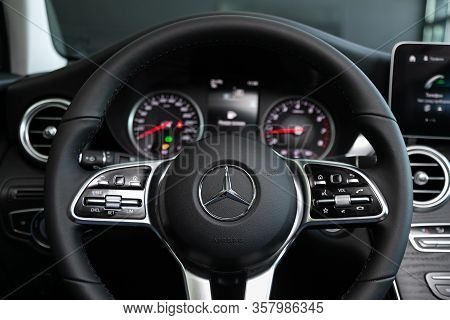 Mercedes-benz Glc-class - Dashboard, Player, Steering Wheel With Logo And Buttons, Speedometer And T