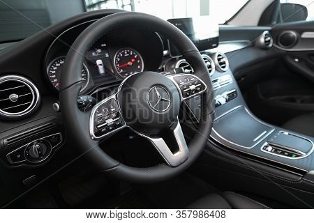 Mercedes-benz Glc-class - Dashboard, Player, Steering Wheel With Logo And Buttons, Speedometer And T