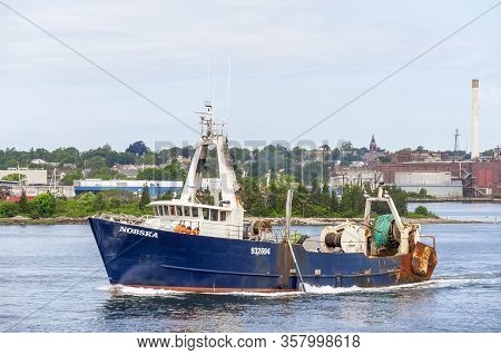 New Bedford, Massachusetts, Usa - June 7, 2019: Commercial Fishing Boat Nobska Outbound In New Bedfo