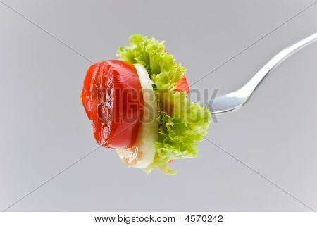 Un delizioso boccone di formaggio, insalata e verdure