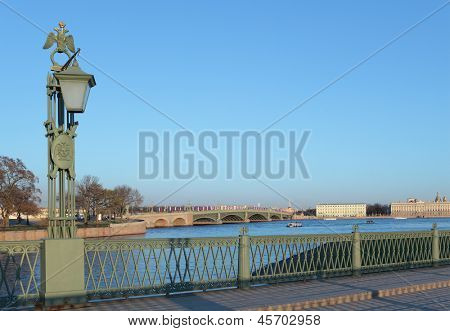 Pohled na řeku Něva a Troitsky most v St. Petersburg, Rusko
