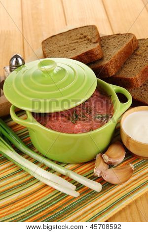 Vynikající boršč v tabulce detail