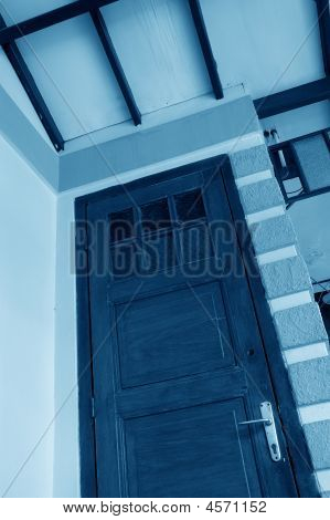 Una puerta de madera