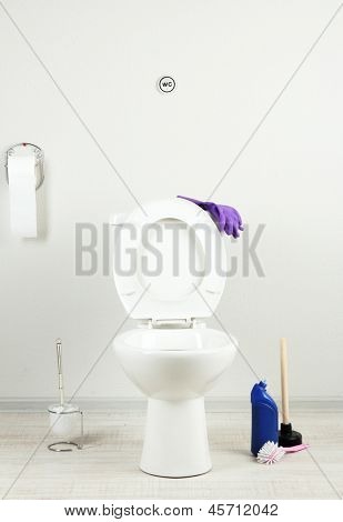 Hvid toiletkummen og renere flaske i badeværelse