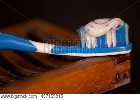 Prevenzione Dentale Con Spazzolino E Dentifricio Su Sfondo Nero