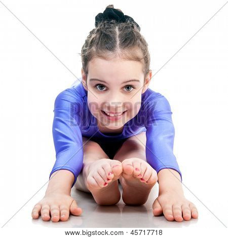 chica joven haciendo gimnasia aislada sobre fondo blanco