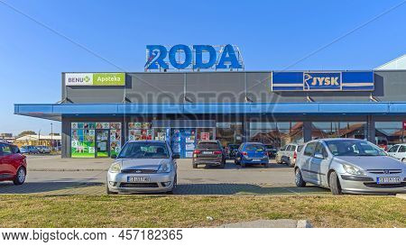 Smederevo, Serbia - October 31, 2021: Large Supermarket Roda With Shopping Mall In Town Smederevo.