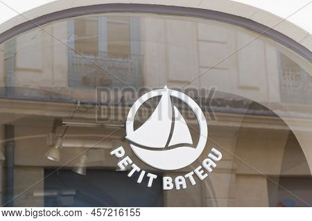 Bordeaux , Aquitaine  France - 06 25 2022 : Petit Bateau Child Fashion Store Brand Text And Logo Sig