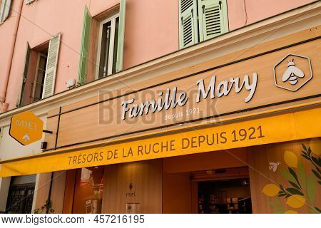 Bordeaux , Aquitaine  France - 06 25 2022 : Famille Mary Logo Text Store And Brand Bee Sign On Entra