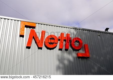 Bordeaux , Aquitaine  France - 06 25 2022 : Netto Logo Brand And Text Sign On Wall Building Facade D