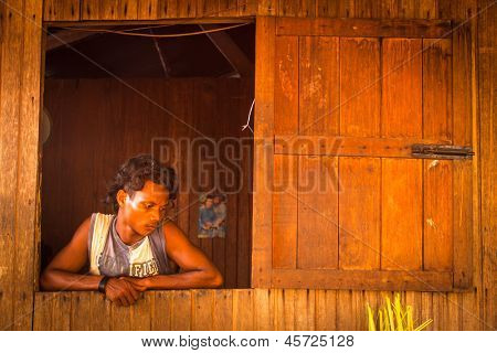 BERDUT, Malesia - APR 8: Uomo non identificato Orang Asli nel suo villaggio su 8 aprile 2013 in Berdut, Malese