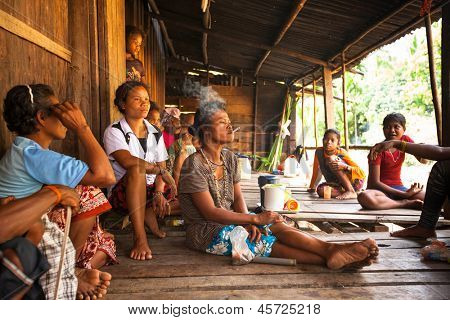 BERDUT, Malesia - APR 8: Persone non identificate Orang Asli nel suo villaggio su 8 aprile 2013 in Berdut, Ma