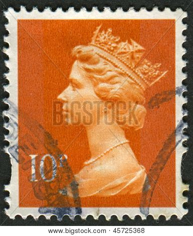 UK-CIRCA 1993: et frimærke, trykt i UK viser billede af Elizabeth II er den forfatningsmæssige monark af 16
