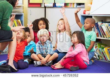 Elementare Schülergruppe im Klassenzimmer, die Frage zu beantworten