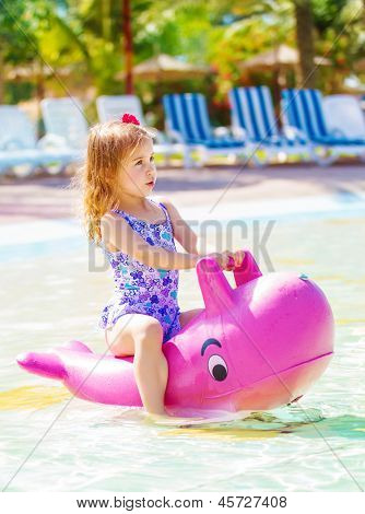 Niedliche kleine Mädchen floating in den Aquapark, Spaß im Pool in Kindertagesstätte, Sommerferien, Wasser att
