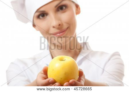 Smilende kvinde cook med apple, isoladed på hvid baggrund