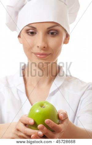 Smilende kvinde cook med apple, isoladed på hvid baggrund
