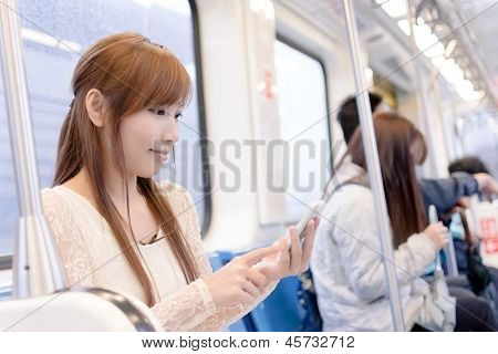 Asijská Kráska v MRT vozy používají její mobil, Taipei, Tchaj-wan.