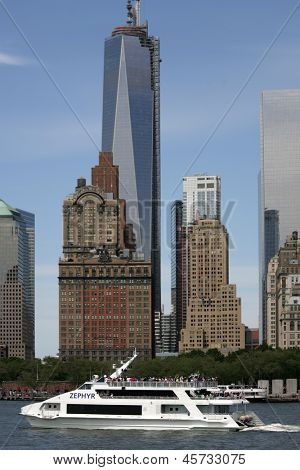 NEW YORK - 17 maggio: The Zephyr Yacht Harbor Cruise mosse passato alla Freedom Tower il 17 maggio 2013 a Ne
