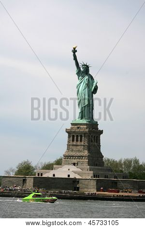 NEW YORK - 17 maggio: La statua della libertà è mostrata su 17 maggio 2013 a New York. La statua della libertà