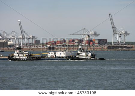 NEW YORK - 17 maggio: Rimorchiatore HMS Liberty (R) e un altro Rimorchiatore barca mossa una piccola chiatta lungo New Yo