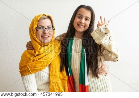 Middle Eastern Family With Traditional Emirates Dresses Posing In A Photographic Studio - Concepts A
