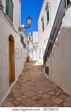 Vicolo. Ceglie Messapica. Puglia. Italia.