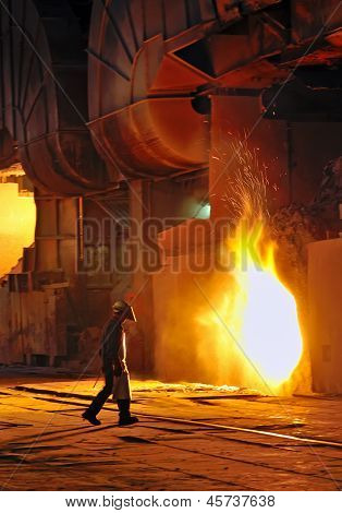 Einen Stahl-Arbeiter In der Fabrik