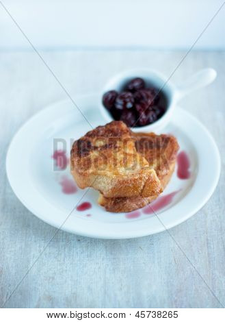 Geröstetes Brot und Kirschenmarmelade