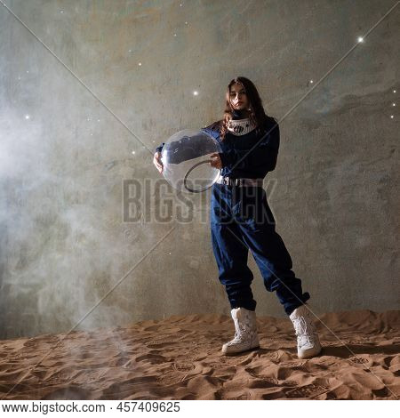 An Astronaut On A Desert Planet Alone, An Explorer On A Distant Planet, Other Worlds And Civilizatio