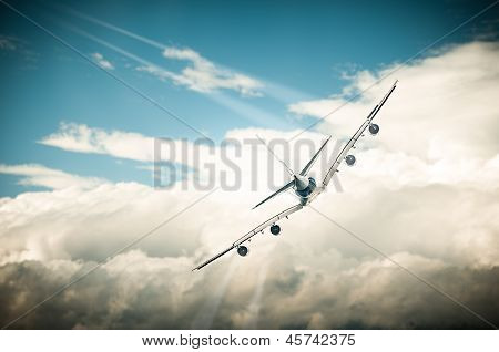 Bianco aereo volare nel cielo blu sopra le nuvole.
