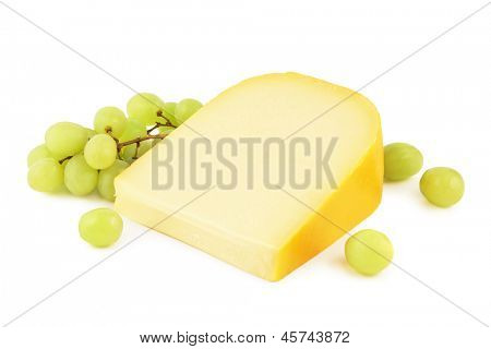 Gouda peyniri beyaz bir arka plan üzerinde üzüm ile