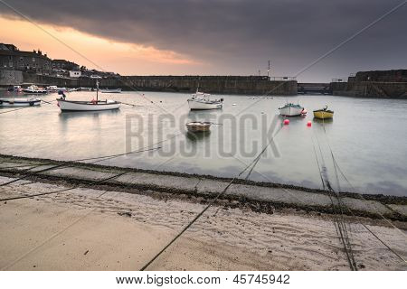 A hagyományos korni halászati falu és kikötő Cornwall Anglia