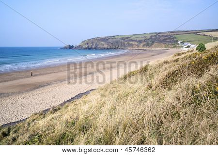 Weite des goldenen Strand von Praa Sands Cornwall England