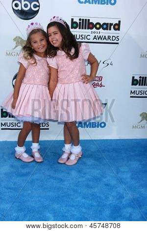 LOS ANGELES - 19. května: Rosie McClelland, Sophia Grace Brownlee dorazí na Billboard Music Award