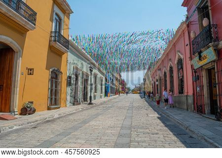 Oaxaca, Oaxaca, Mexico- May 24, 2022: Colorful Street At Downtown On A Sunny Day In Oaxaca, Oaxaca, 