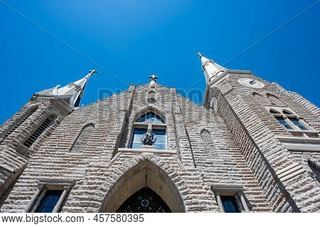 Omaha, Nebraska, Us - 5.2022 - St. Johns Parish Catholic Church On The Campus Of Creighton Universit