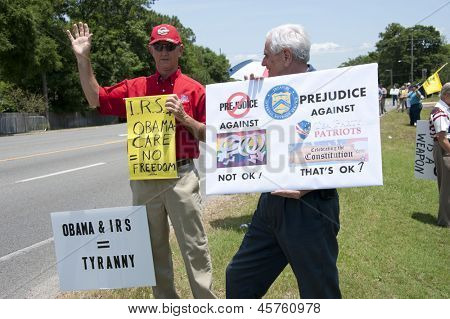 PENSACOLA, FL - 21 mei: demonstranten rally voor lokale kantoor van IRS in Pensacola, FL op 21 mei 20