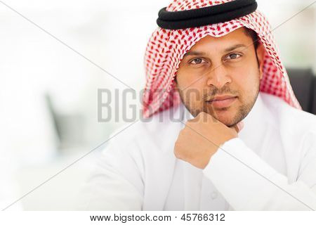 schöner arabischer Geschäftsmann Nahaufnahme Portrait im modernen Büro
