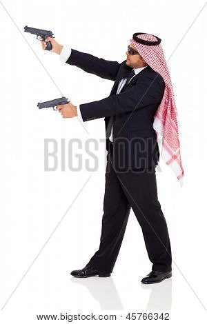 Arabische Hitman mit Waffen auf weißem Hintergrund