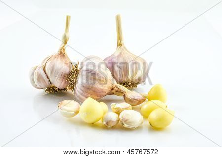Knoblauchzehen und Zwiebel.