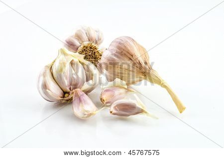 Knoblauchzehen und Zwiebel.