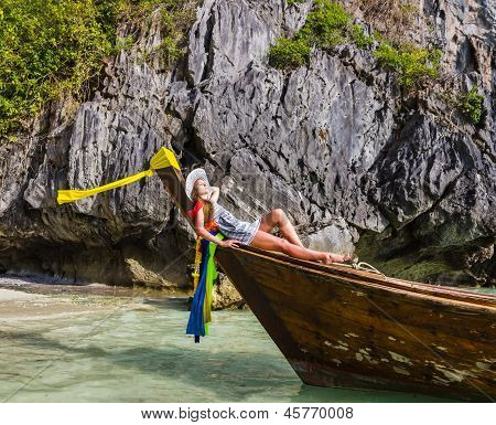 Ragazza su una barca in un Resort