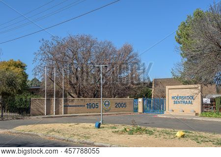 Bloemfontein, South Africa - July 4, 2022: A Street Scene, With The Sentraal High School, In Dan Pie